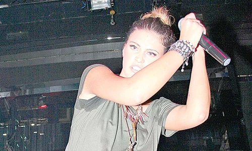 Alexandra Stan are 23 de ani şi  a cunoscut celebritatea şi peste  hotare odată cu melodia  „Mr  Saxobeat” (FOTO: ARHIVA PERSONALĂ) jpeg