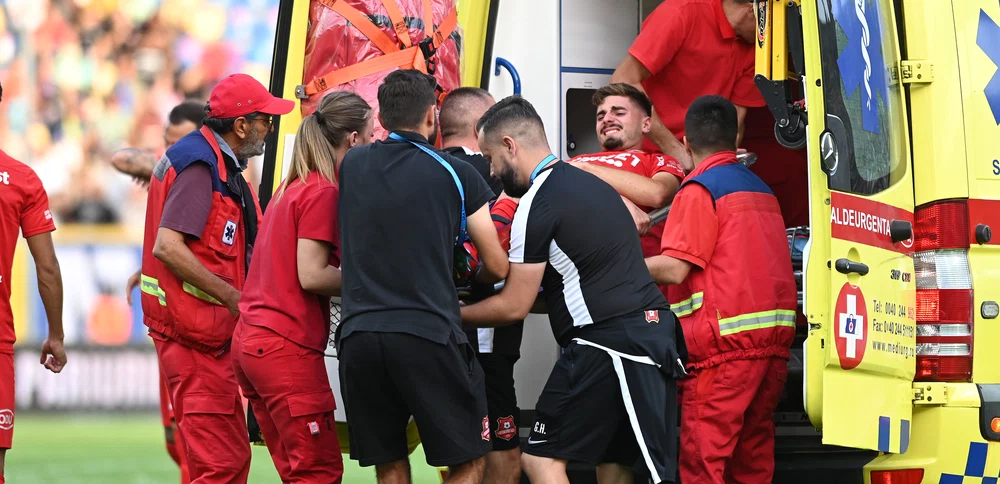 Dragoș Iancu, luat cu ambulanța direct de pe teren. Foto Sportpictures