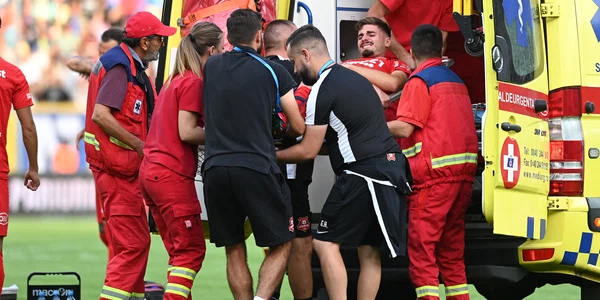 Valentin Constantin Ticu il accidenteaza pe Petru Dragos Iancu in meciul de fotbal dintre Petrolul Ploiesti si FC Hermannstadt 24 septembrie 2023 FOTO sportpictures eu (4) jpg