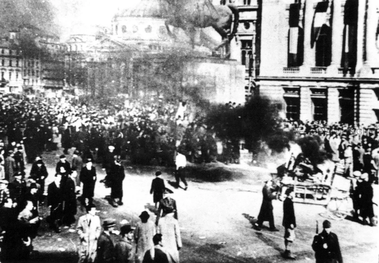 Ziua în care românii s-au lăsat împușcați pentru a-i ura la mulți ani regelui. Ultima mare manifestație pro-monarhică din istoria României și urmările sale tragice