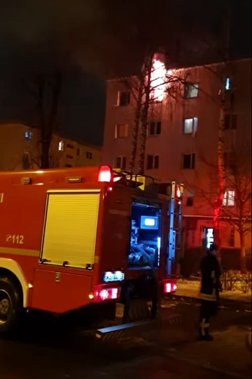 Un apartament de la ultimul etaj a fost incendiatFOTO: captura youtube.ro