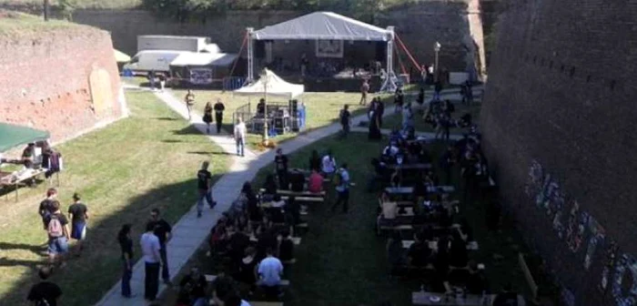 Festivalul are loc în şanţul Cetăţii