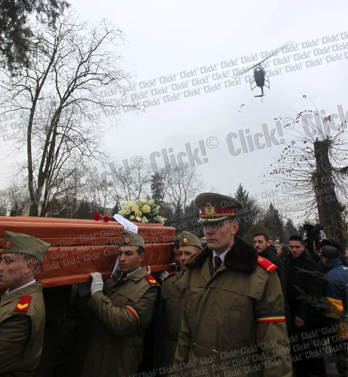Din elicopter au fost aruncate flori peste cortegiul funerar (Foto: Sever Gheorghe)