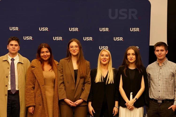 Alexia Petrovai (centru-stânga) a fost aleasă în funcția de președinte USR Tineret FOTO USR Cluj