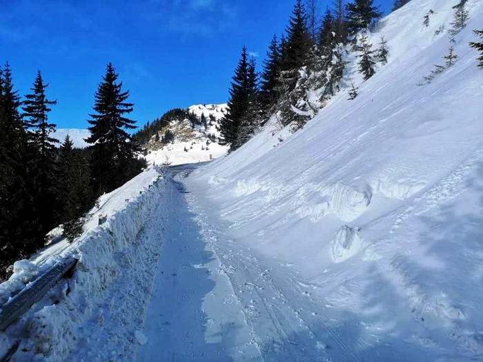 Salvamontiştii au identificat mai multe zone „fierbinţi”, pe o distanţă de aproape 2 kilometri, unde se pot produce avalanşe mari în orice moment.