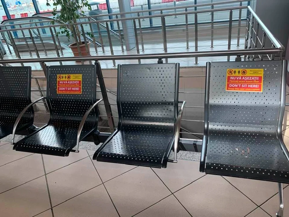 Toate banchetele, aflate în zona libera, din Aeroportul Otopeni vor fi scoase până mâine