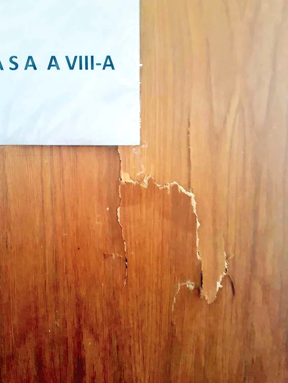 Uşa clasei a VIII-a,  aproape distrusă