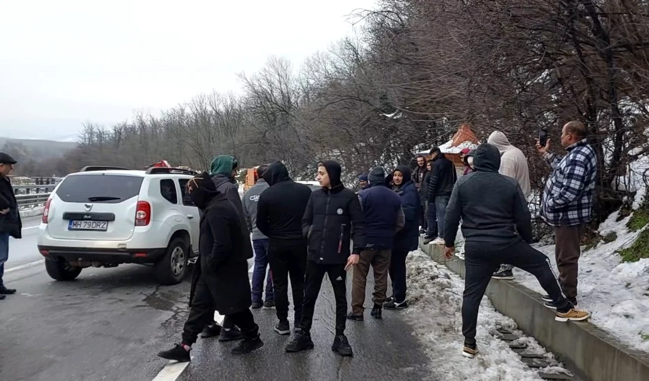 Zeci de oameni s-au adunat să fure lămâile dintr-un TIR răsturnat FOTO: Actual de Mehedinți