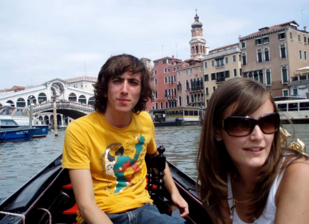 
    Jesse Jones şi sora lui, Laura, în excursie la Veneţia, în anul 2006.  