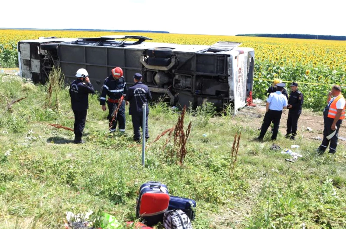 
    Autocarul s-a răsturnat la kilometrul 23Foto: Roberto Sălceanu  