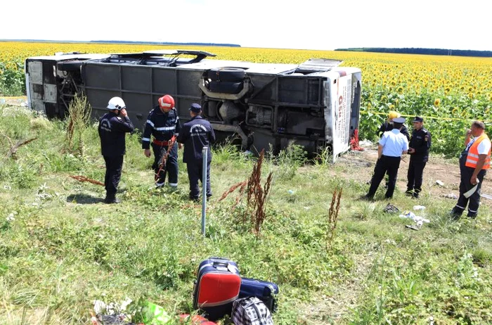 
    Autocarul s-a răsturnat la kilometrul 23Foto: Roberto Sălceanu  
