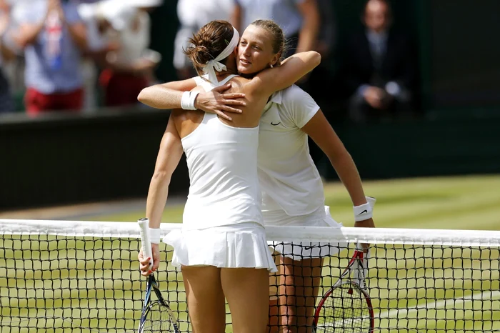 Petra Kvitova se îmbrăţişează cu Lucie Safarova, conaţionala sa FOTO Reuters