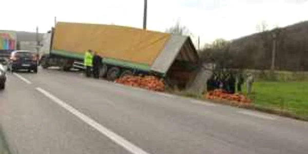 Tir-ul s-a răsturnat pe marginea drumului (Foto Arhivă)