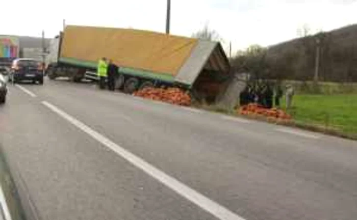 Tir-ul s-a răsturnat pe marginea drumului (Foto Arhivă)