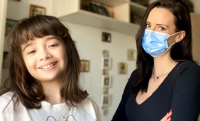 Livia Graur poartă  masca în prezența fiicei ei, Renata Sursa: arhivă personală