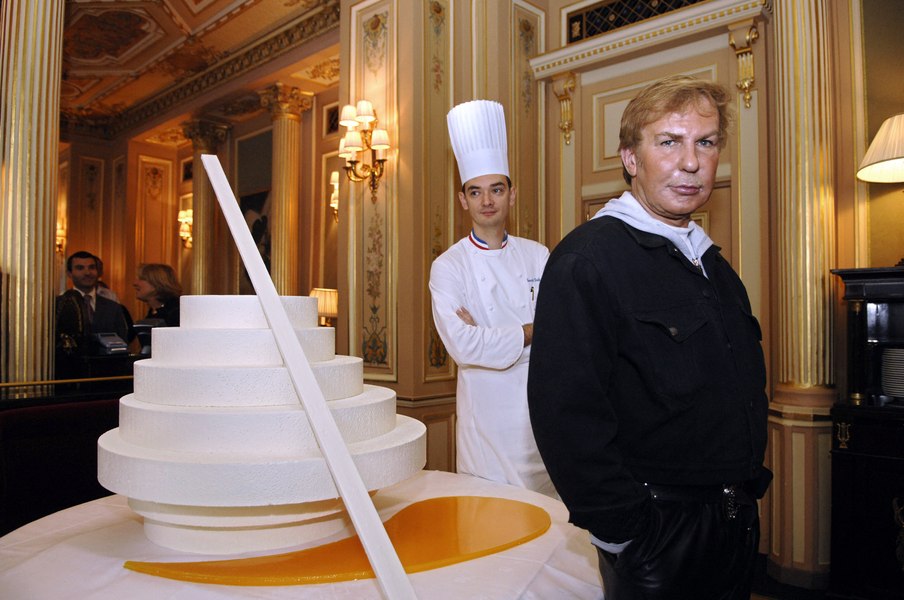 Creatorul de modă Claude Montana a murit la vârsta de 76 de ani. A fost unul dintre designerii-vedetă din Paris