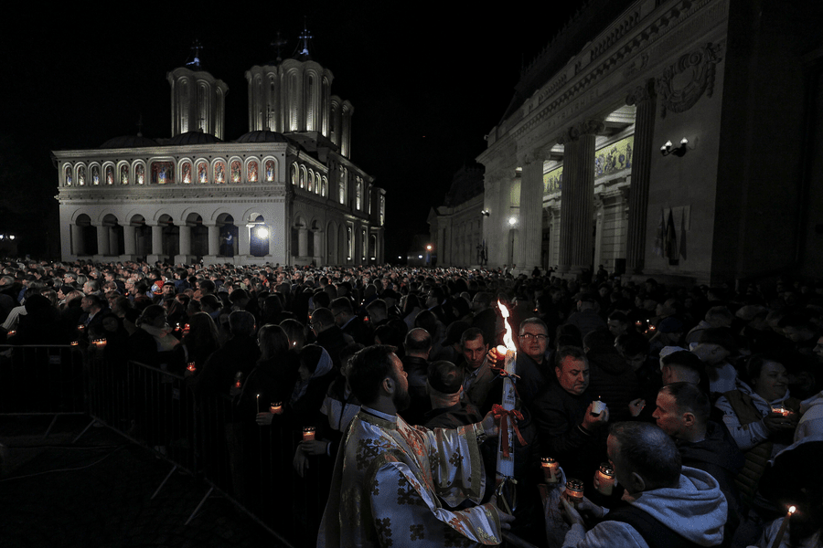 Mii de credincioși la Slujba de Înviere. Imagini impresionante de la Catedrala Patriarhală din București