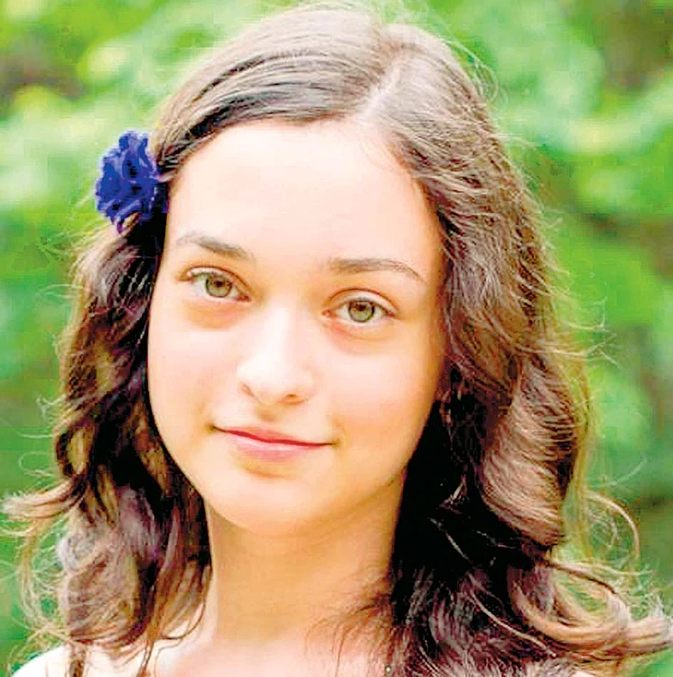 
    Iulia Ionescu, elevă  eminentă, a  fugit la mănăstire  