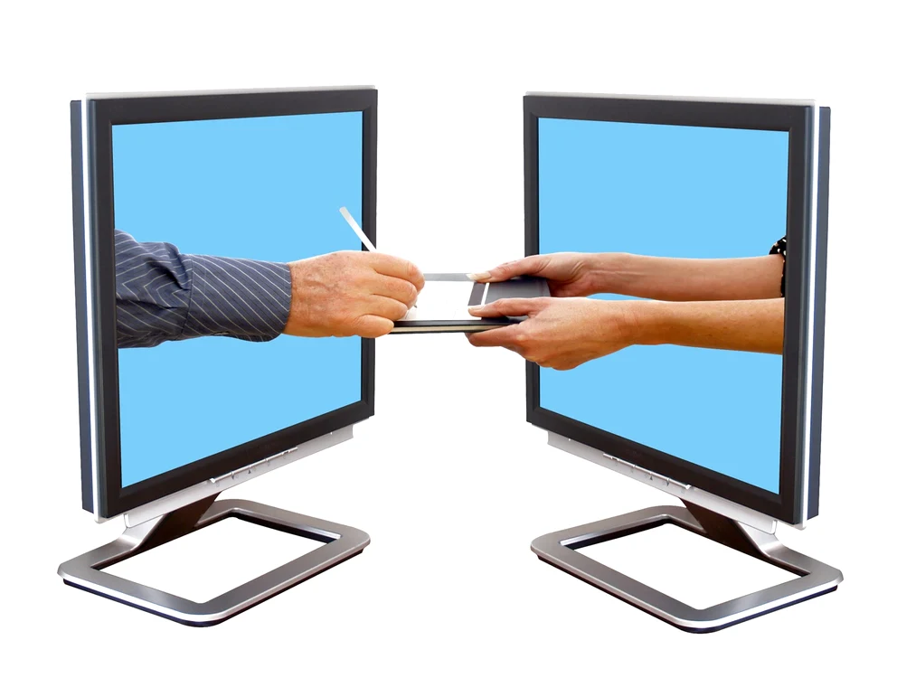 Specialiştii consideră că soluţia de compromis ar fi realizarea unor servicii de plată simple
