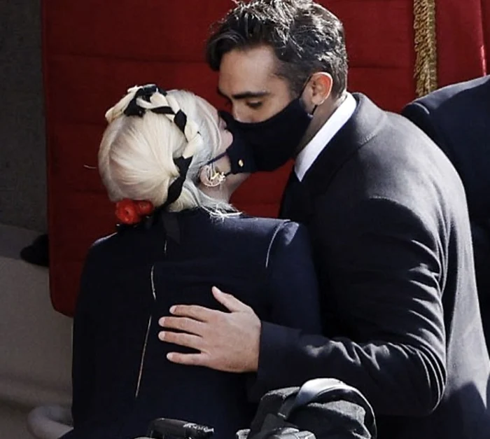 Gaga și Polansky au confirmat relația cu un sărut în public, prin măști / foto: arhiva personală