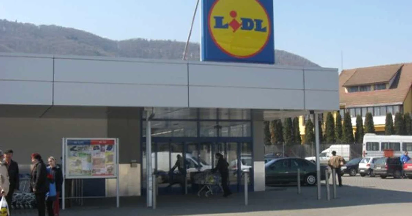Activitatea comercială a fost reluată la supermarket duminică la prânz