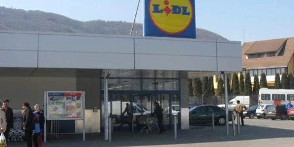 Activitatea comercială a fost reluată la supermarket duminică la prânz