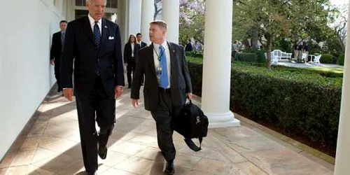 Joe Biden si medicul sau personal Kevin O'Connor FOTO www.nyit.edu