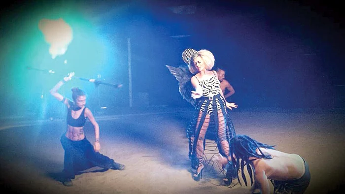 Solista a schimbat mai multe ţinute sexy la filmări