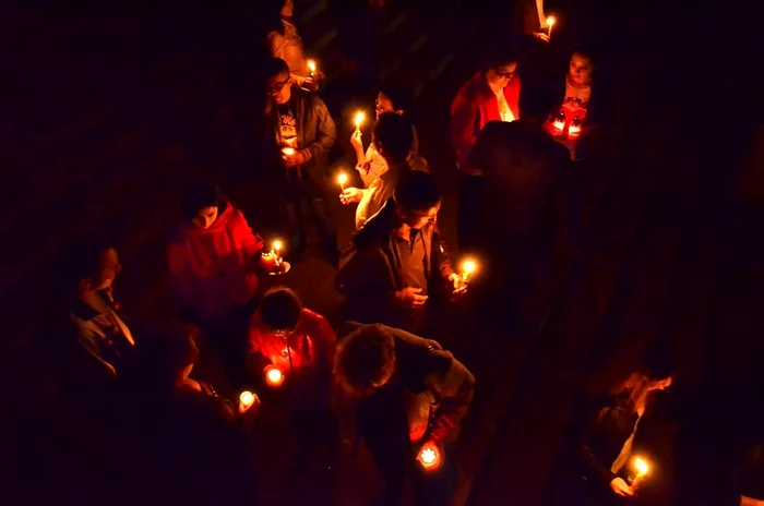 Mii de români au luat Lumină Sfântă în noaptea de Înviere FOTO Cezar Pădurariu