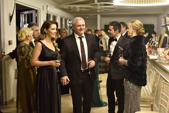 
    Liviu Dragnea şi Irina Tănase s-au comportat ca doi îndrăgostiţi Foto: Facebook Lia Olguţa Vasilescu   