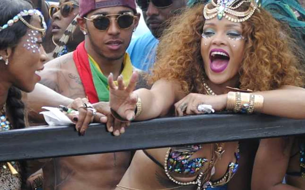 Rihanna şi
Lewis Hamilton, la carnavalul din Barbados FOTO „Daily Mail“