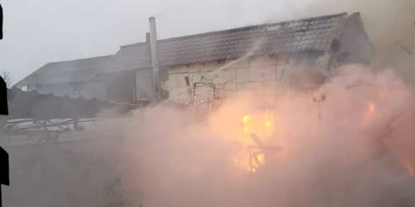 Case din Bârsoiu - Budeşti în judeţul Vâlcea mistuite de flăcări Foto Adevărul
