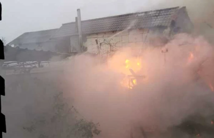 Case din Bârsoiu - Budeşti în judeţul Vâlcea mistuite de flăcări Foto Adevărul