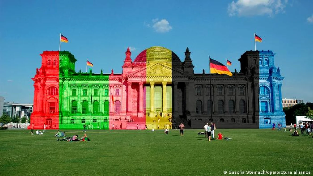 Clădirea legislativului german, Reichstag, luminată în culorile partidelor (Iunie 2021)