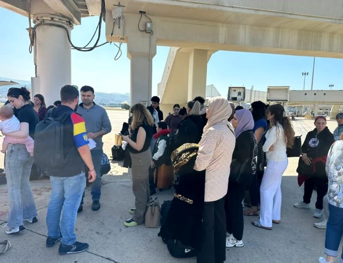 Cele 74 de persoane preluate din Liban au ajuns în siguranţă în România. Foto: MAE
