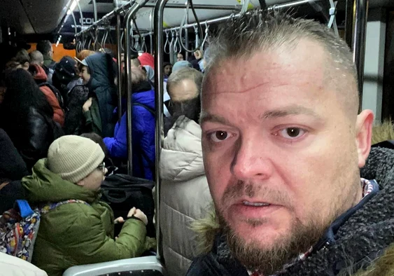 Mario Mocan în autobuzul înghețat din Aeroportul Cluj. FOTO: Arhivă personală 