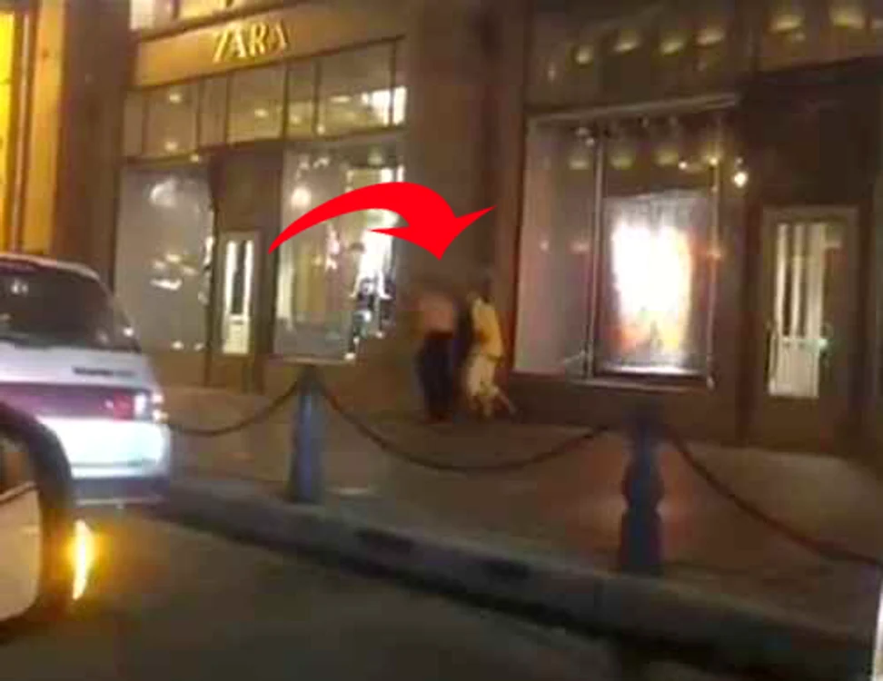 Cei doi au făcut sex lângă intrarea în magazinul Zara.