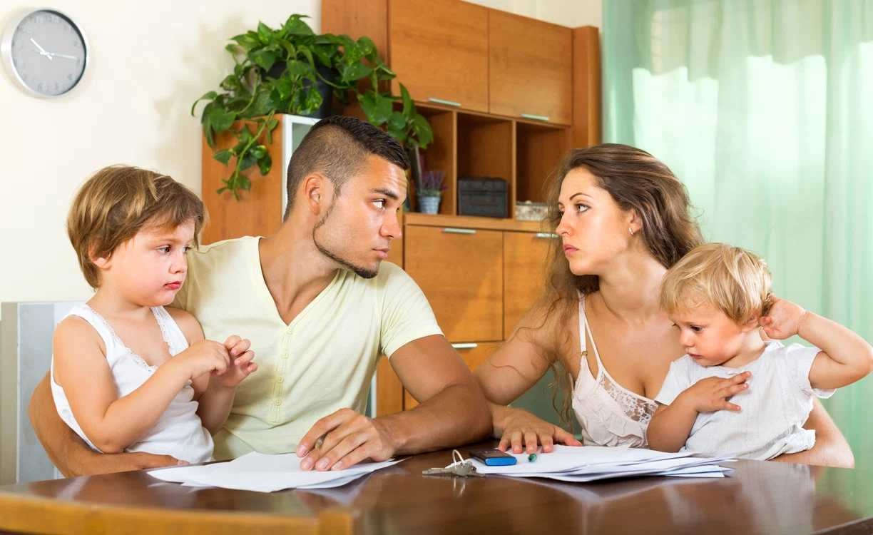Cât cheltuie, lunar, o familie cu doi copii? Foto: Freepik