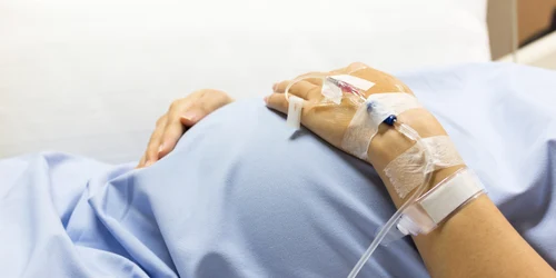 Femeie insarcinata in spital - gravida FOTO Shutterstock 