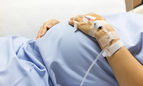 Femeie insarcinata in spital - gravida FOTO Shutterstock 