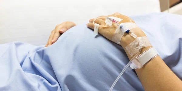 Femeie insarcinata in spital - gravida FOTO Shutterstock 