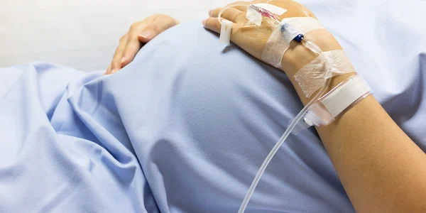 Femeie insarcinata in spital - gravida FOTO Shutterstock 