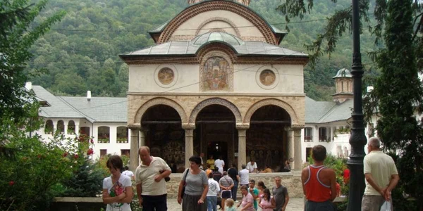 Manastirea Cozia nu are clopotnita iar aprobarile de construire se taraganeaza de cinci ani