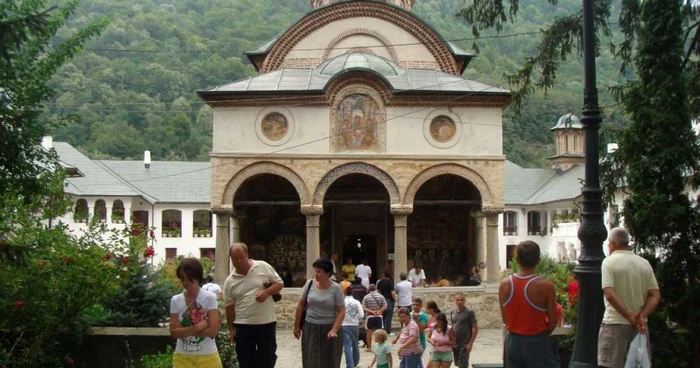 Manastirea Cozia nu are clopotnita iar aprobarile de construire se taraganeaza de cinci ani