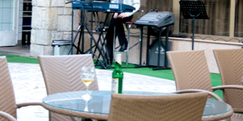 Neamţ: Lăutarii din centru, lăsaţi fără microfoane