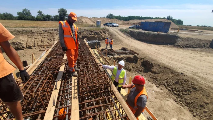 Muncitori asiatici pe șantierul unei autostrăzi. Foto: Ionel Scrioșteanu, Facebook