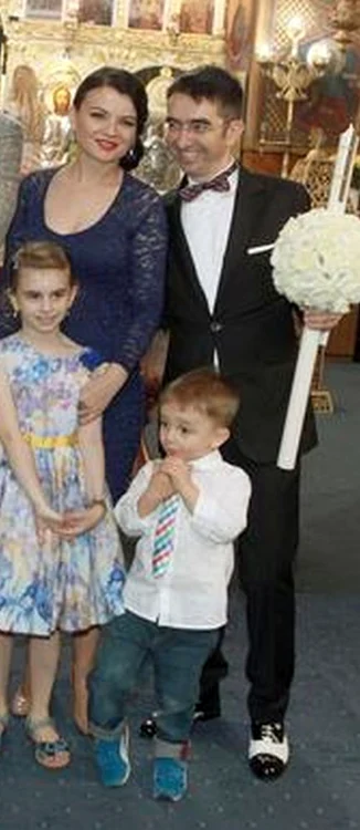 Mihai Găinuşă, alături de soţie şi cei doi copii