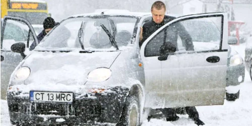 Şoferii constănţeni şi-au urnit cu greu maşinile pe străzile necurăţate de zăpadă  