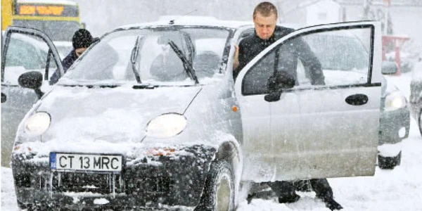 Şoferii constănţeni şi-au urnit cu greu maşinile pe străzile necurăţate de zăpadă  