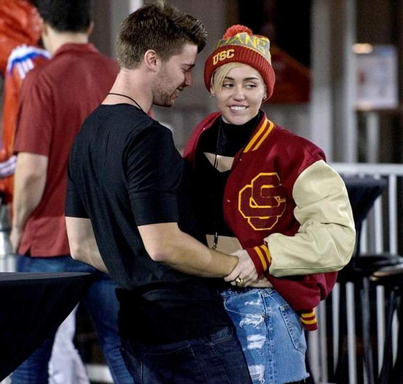 
    Miley Cyrus l-a iertat totuşi pe Patrick SchwarzeneggerFoto: Hepta  